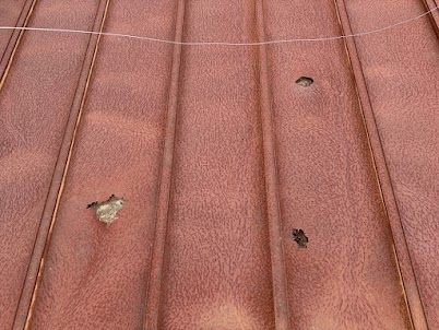 【雨漏り調査】瓦棒屋根に大きな穴！それでも外壁の散水調査が必要な理由