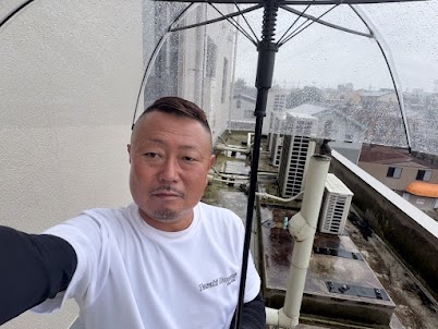 【雨の日だから分かる雨漏り原因】屋上で確認する雨水の流れと排水状況とは？