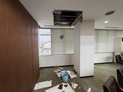 【雨漏り調査】屋上がプール状態に！ドレン詰まり解消後も原因確認が必要な理由