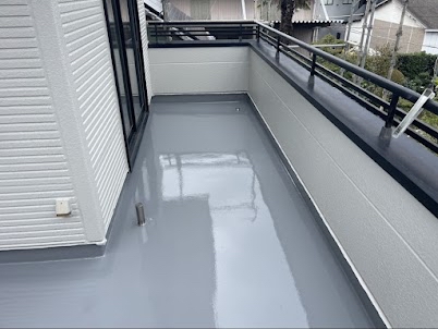 【バルコニー防水】足場を残して室内を通らず材料搬入！施工リスクとコストを抑える工夫
