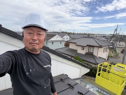 【折板屋根点検】塗装が剥がれたら雨漏りする？高所作業車で状態を確認